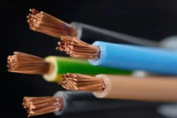 Detalhe macro de fios elétricos coloridos com filamentos de cobre expostos em destaque