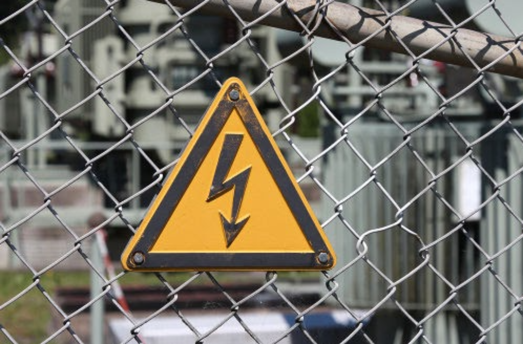Placa de perigo elétrico em área de instalação de alta tensão