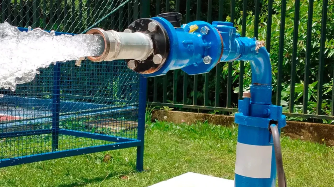 Sistema de bombeamento de água com tubulação e saída pressurizada