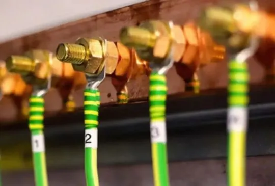 Condutores verde e amarelo conectados ao barramento de aterramento elétrico industrial