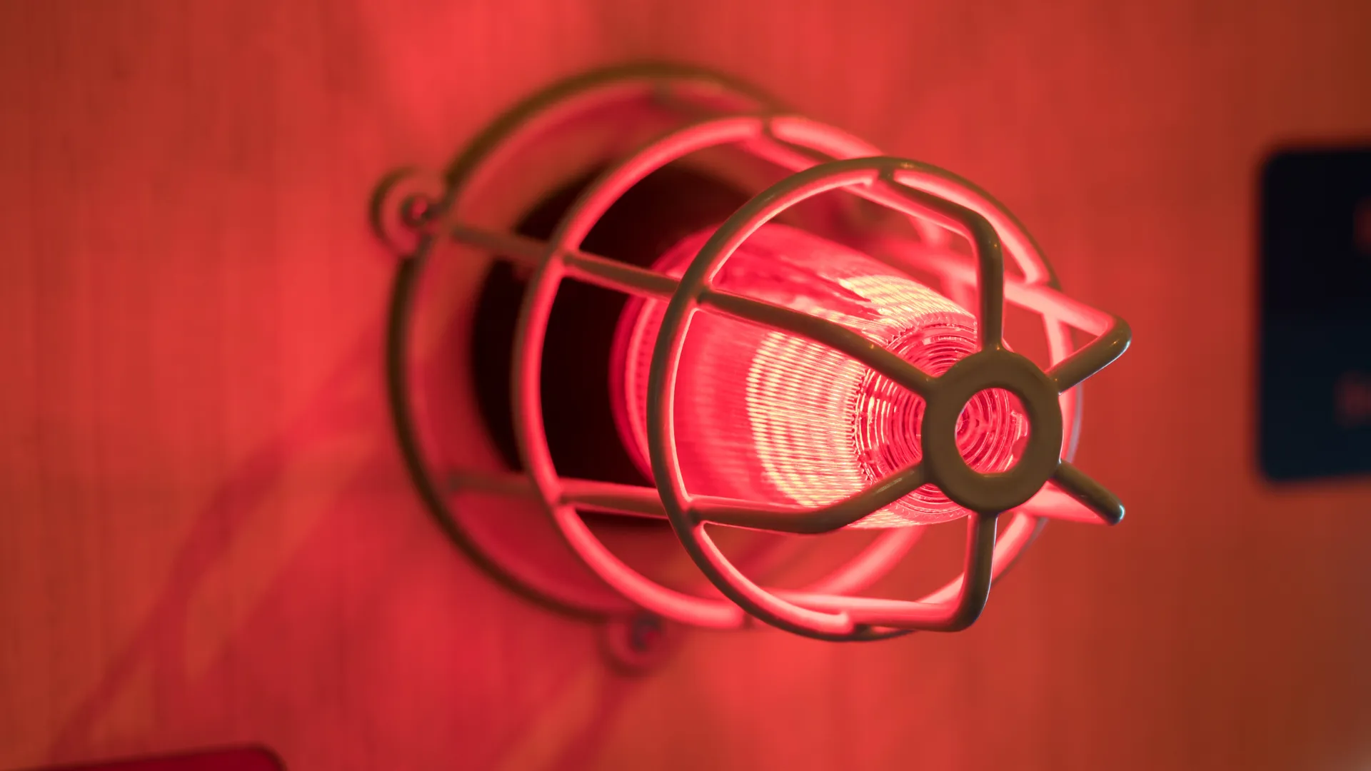 Sinalizador luminoso vermelho utilizado em sistema de alarme e segurança