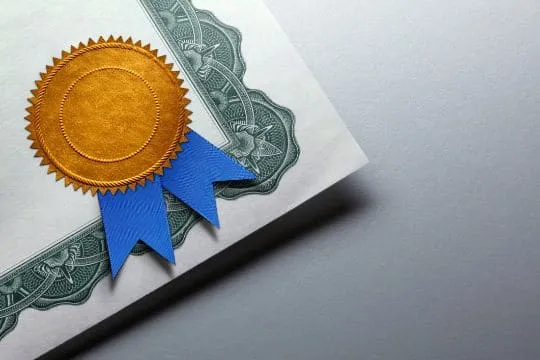 Certificado com selo dourado representando qualidade e conformidade técnica
