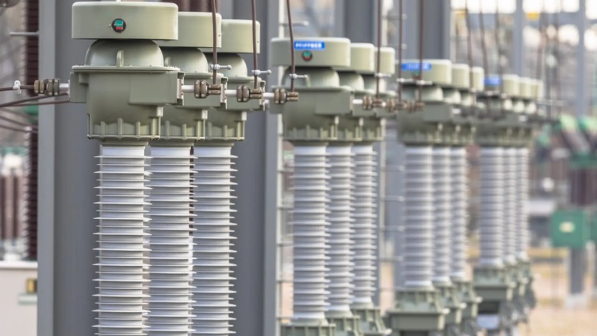 Equipamentos de distribuição elétrica em sistema trifásico de energia