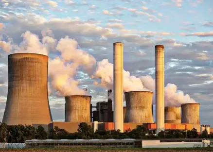 Usinas Estrutura industrial com silos metálicos e equipamentos de processamento.